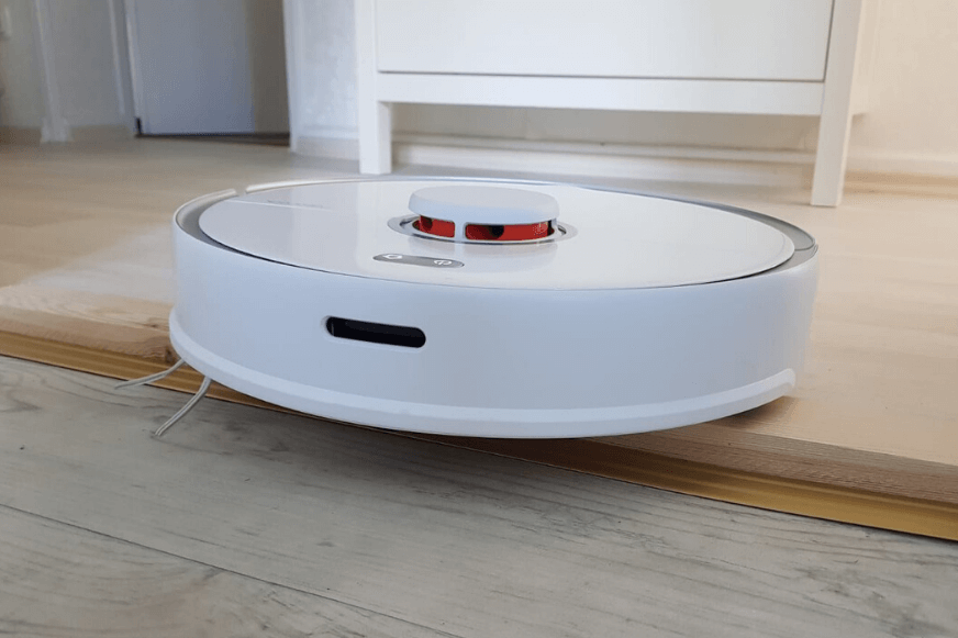 Roborock S5 Max überwindet ein Hindernis von 2 cm